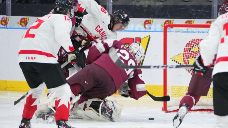 Linards Feldbergs cīņā pret Kanādu. Foto: IIHF