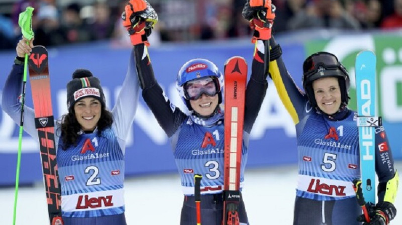 Pirmais trijnieks (no kreisās): F.Brinjone, M.Šifrina, S.Hektore. Foto: Džovanni Auleta/AP.