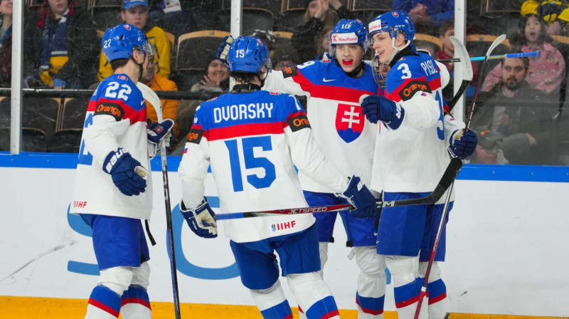 Slovākijas U20 valstsvienības hokejisti pēc vārtu guvuma. Foto: IIHF