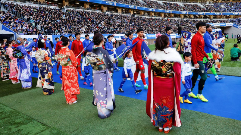 Japānas un Taizemes valstsvienības dodas laukumā. Foto: Issei Kato/Reuters/Scanpix