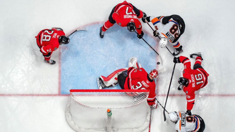 Uvis Jānis Balinskis cīņā pie Šarlotas "Checkers" vārtiem. Foto: Charlotte Checkers