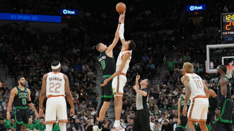 Kristaps Porziņģis pret Viktoru Vembanjamu. Foto: Daniel Dunn/USA Today Sports/Scanpix