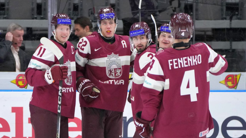 Niks Feņenko un Latvijas U20 valstsvienības hokejisti. Foto: IIHF