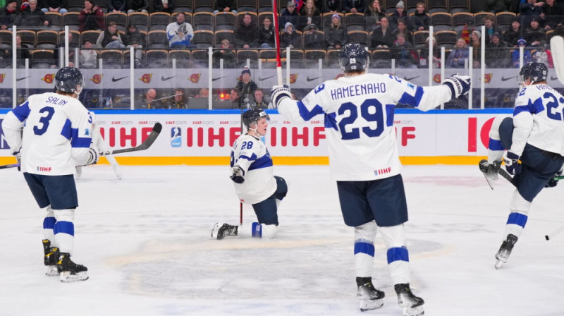 Somi steidz līksmot par Jeres Lasilas uzvaras vārtiem. Foto: IIHF