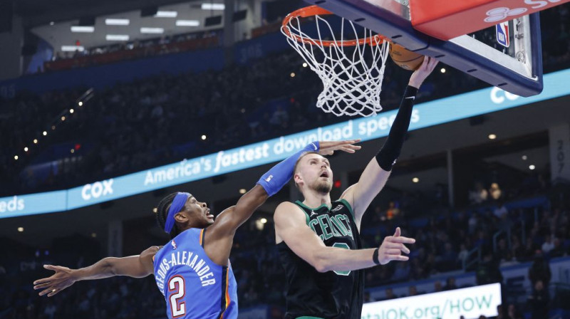 Šejs Gildžess-Aleksandrs un Kristaps Porziņģis. Foto: USA Sports Today/ Scanpix