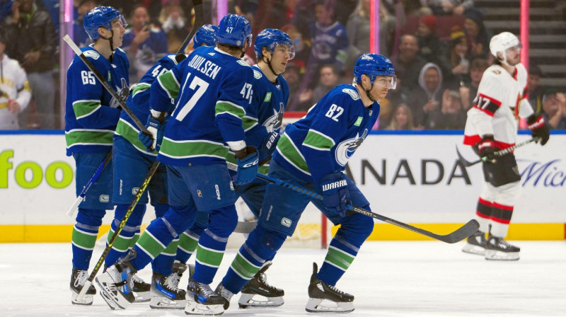 Vankūveras "Canucks" hokejisti pēc vārtu guvuma. Foto: Bob Frid/USA Today Sports/Scanpix