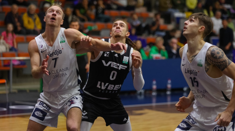 Aizeja Pinjeiro cīņa zem groziem pret "Liepājas" basketbolistiem. Foto: Ģirts Gertsons