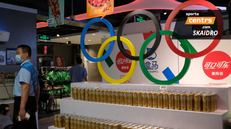 Kā OS sponsors "Coca-Cola" var izmantot olimpiskos apļus savu produktu mārketingā. Foto: Reuters/Scanpix
