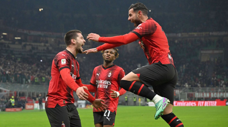 Teo Ernandess un Samuelas Čukvueze apsveic Luku Joviču. Foto: Imago IImages/Scanpix