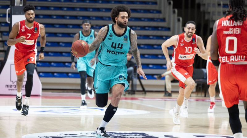Viļņas "Wolves" basketbolists Džefrijs Teilors ar bumbu spēlē pret Telavivas "Hapoel". Foto: Saulius Čirba/BC Wolves
