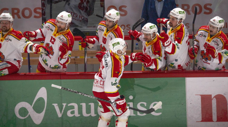 Rihards Bukarts (kreisajā malā) un citi "Biel-Bienne" hokejisti. Foto: Eric Dubost/Zumapress.com/Scanpix