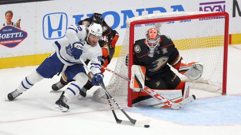 Toronto "Maple Leafs" uzbrucējs Noā Gregors laužas uz Lukāša Dostāla sargātajiem vārtiem. Foto: Kiyoshi Mio/USA Today Sports/Scanpix