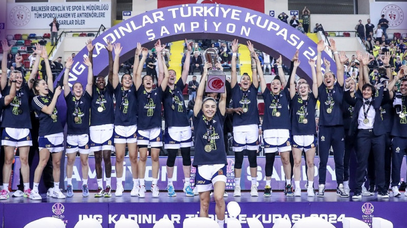 Kitija Laksa un "Fenerbahce" basketbolistes 2024. gada 5. janvārī Balikesirā. Foto: KBSL