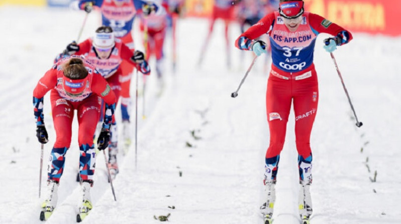 Heidi Venga (pirmā no labās) finišē sestā vakardienas iedzīšanā. Foto: Terje Pedersen/NTB.