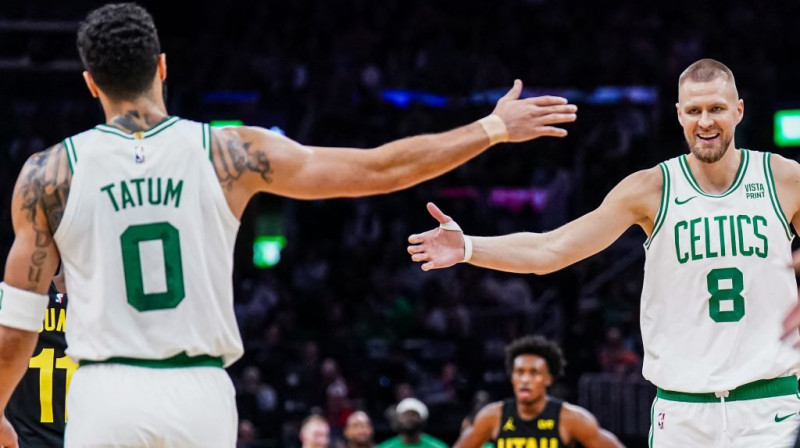 Džeisons Teitums un Kristaps Porziņģis. Foto: USA Sports Today/Scanpix