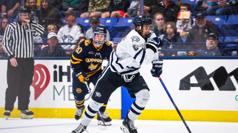 Martins Laviņš (Nr. 6). Foto: University of New Hampshire Men's Hockey