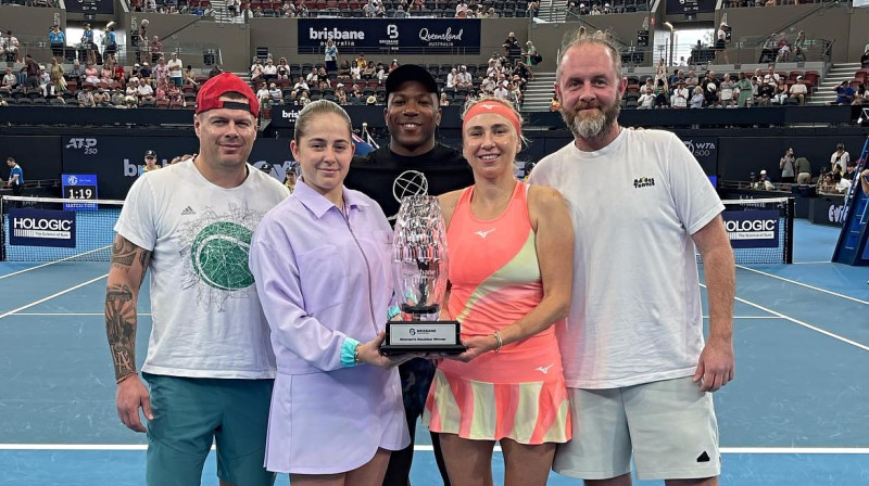 Aļona Ostapenko un Ludmila Kičenoka. Foto: @lyuda_kichenok / Brisbane International