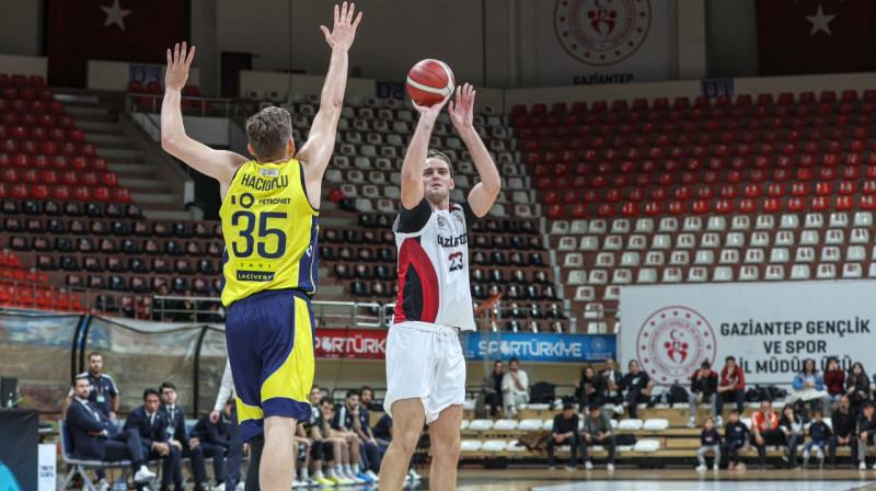 Rolands Freimanis spēlē pret Stambulas "Fenerbahçe" dublieriem. Foto: Gaziantep Basketbol