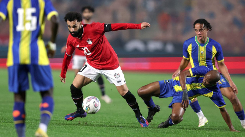 Mohameds Salāhs Tanzānijas futbolistu ielenkumā. Foto: Amr Abdallah Dalsh/Reuters/Scanpix