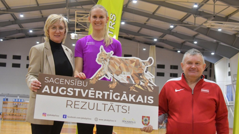 Gunta Vaičule (vidū), Jēkabpils Sporta centra direktora vietniece Aiva Jakubovska un galvenais tiesnesis Aivars Noris. Foto: Jēkabpils Sporta centrs.