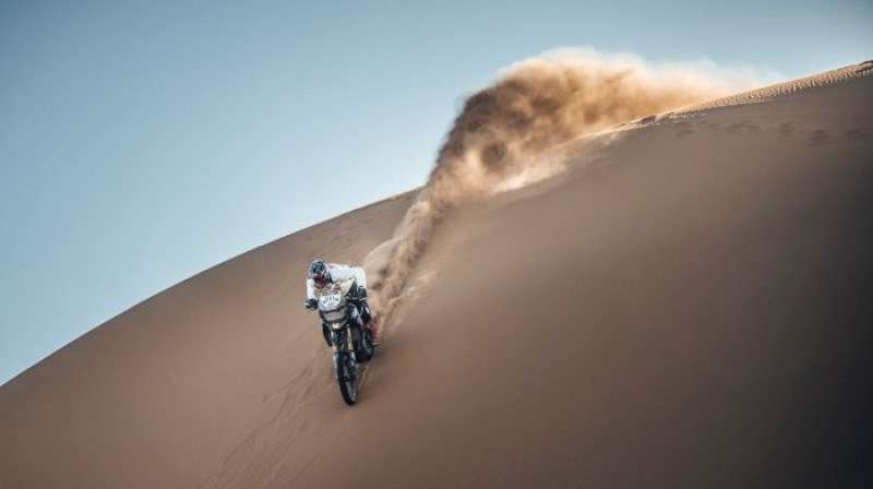 Motociklu kategorijas līderis Džakopo Ceruti. Foto: Africa Eco Race