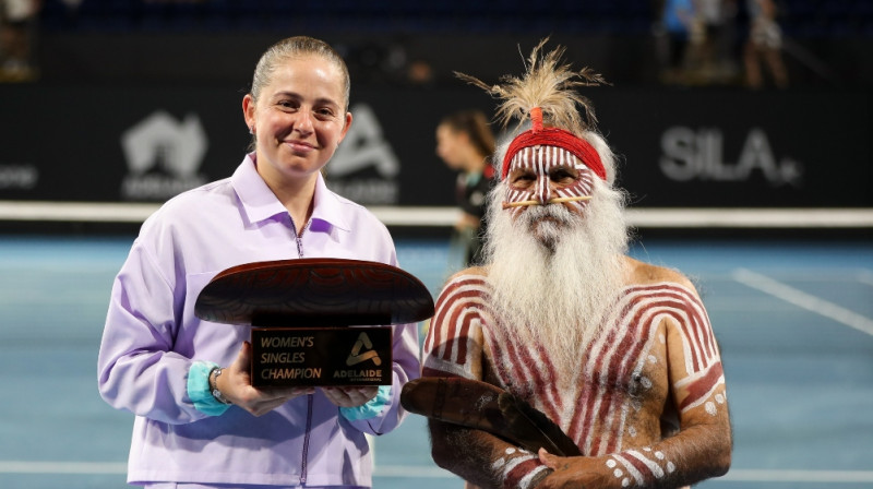 Aļona Ostapenko un vietējais aktīvists. Foto: EPA/Scanpix