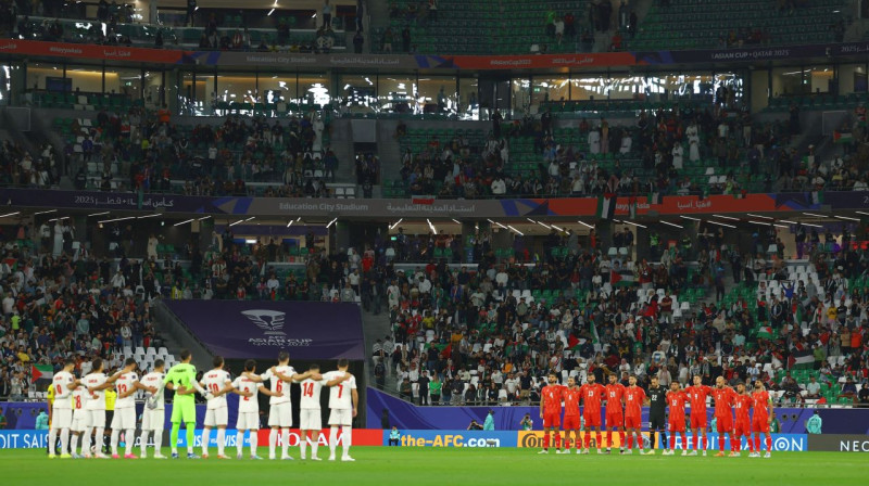 Irānas un Palestīnas futbolisti karadarbībā Palestīnā nogalināto civiliedzīvotāju piemiņai rīkotā klusuma brīža laikā. 
Foto: Molly Darlington/Reuters/Scanpix