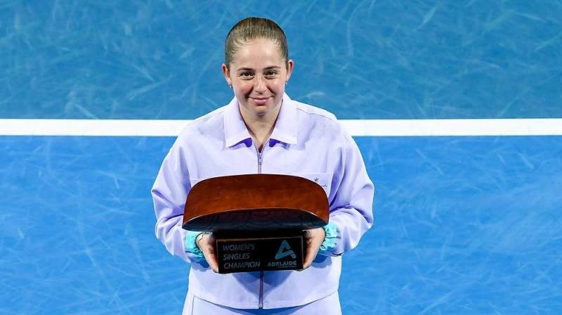 Aļona Ostapenko ar "WTA 500" trofeju. Foto: Adelaide International