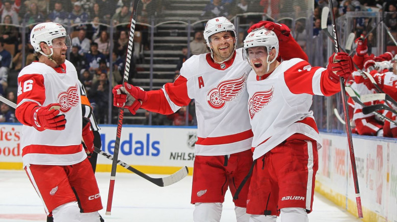 Endrū Kops (Nr. 18) un citi Detroitas "Red Wings" hokejisti pēc izšķirošo vārtu guvuma Toronto. Foto: NHL