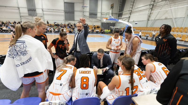 Mārtiņš Gulbis un TTT basketbolistes 2024. gada 18. janvārī. Foto: EuroCup Women