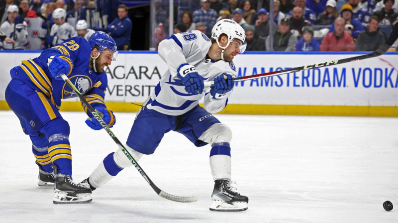 Zemgus Girgensons pret Tampabejas "Lightning" uzbrucēju Brendonu Heigelu. Foto: Jeffrey T. Barnes/AP/Scanpix