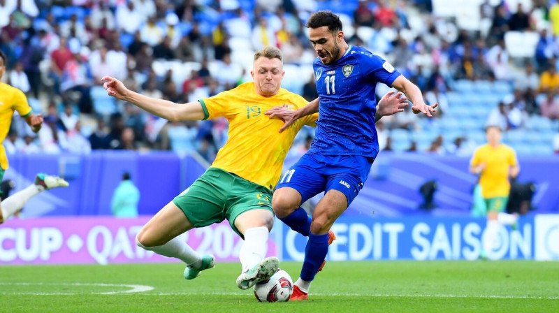 Austrālietis Harijs Soutars aizsardzībā pret uzbeku Ostonu Urunovu. Foto: Subway Socceroos