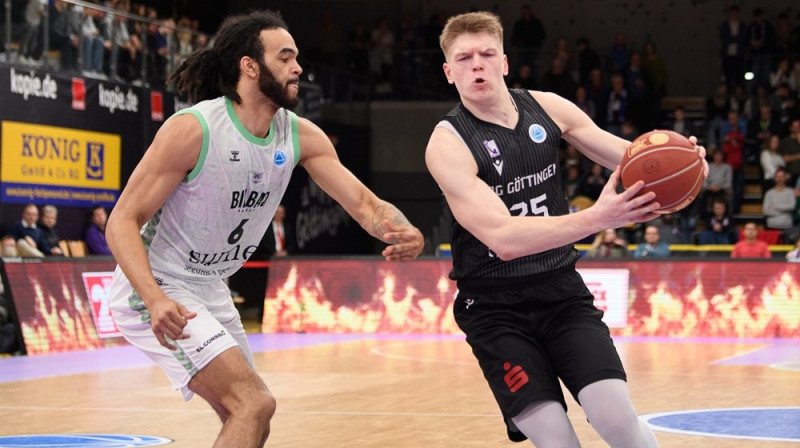 Kārlis Šiliņš ar bumbu pret Saču Killeju-Džounsu. Foto: FIBA