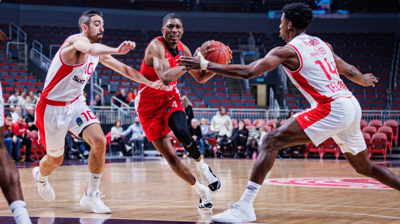 Ronalds Mārčs ar bumbu spēlē pret Telavivas "Hapoel". Foto: prometeybc.com