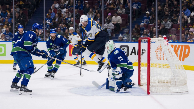 Sentluisas "Blues" uzbrucēja Džeika Neiborsa vārtu guvuma mirklis Vankūverā. Foto: Bob Frid/USA Today Sports/Scanpix