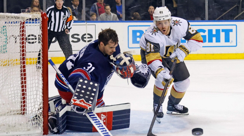 Žonatans Maršeso ("Golden Knights") cīņā Igora Šestjorkina ("Ranhers") sargāto vārtu priekšā. Foto: Bruce Bennett/AFP/Scanpix