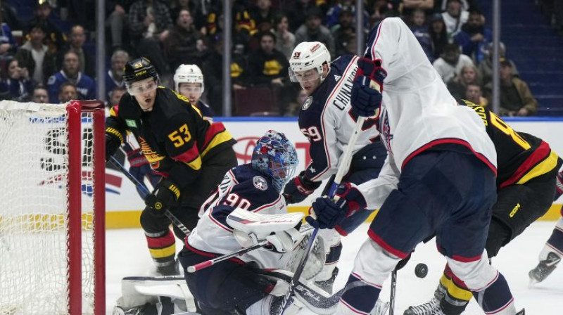 Teodors Bļugers pie Elvja Merzļikina vārtiem. Foto: AP/Scanpix