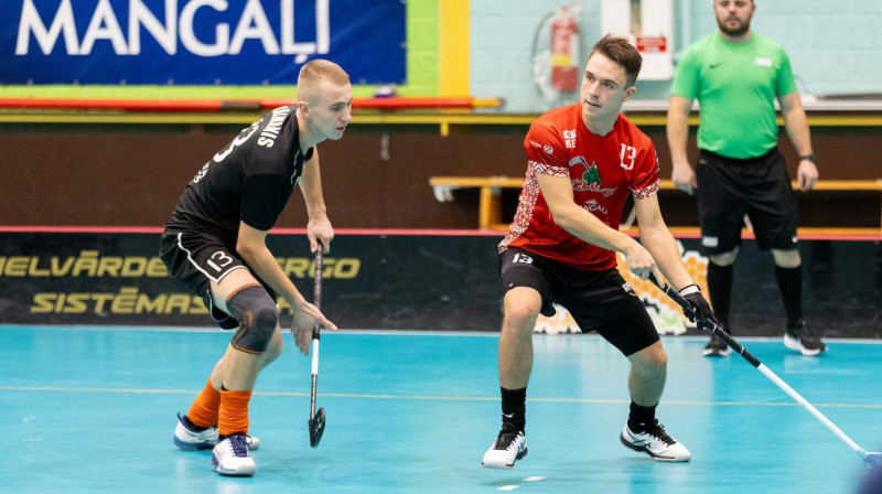 Toms Zālmanis pret Sandi Mihailovski abu komandu pirmā apļa spēlē, foto: Floorball.lv