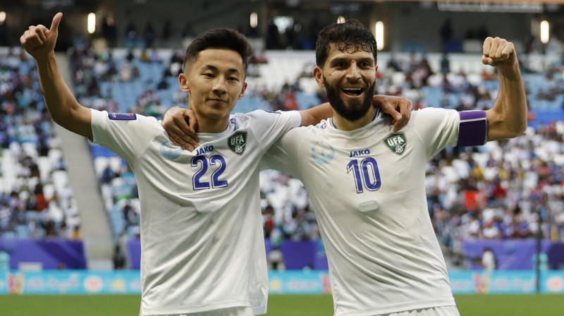 Uzbekistānas valstsvienības futbolisti Abosbeks Faizulajevs (Nr. 22) un Džalolidins Mašaripovs (Nr. 10). Foto: Thaier Al-Sudani/Reuters/Scanpix