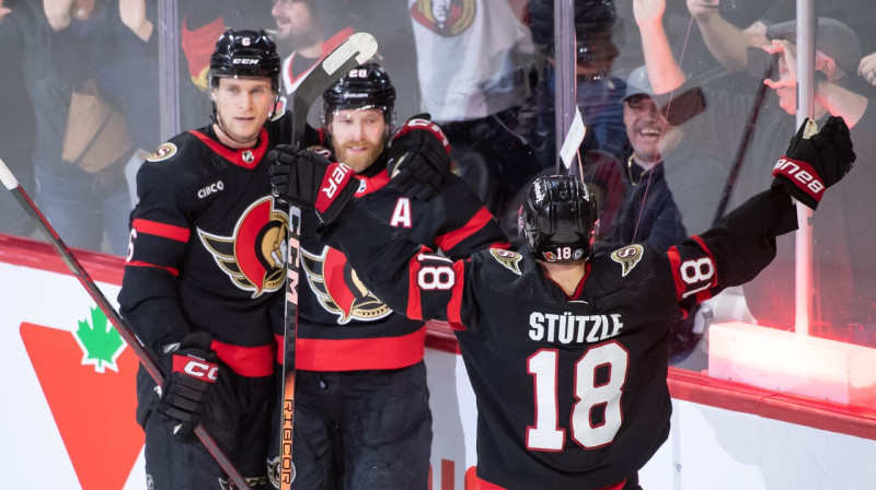 Otavas "Senators" hokejisti pēc Kloda Žirū (vidū) gūtajiem vārtiem pagarinājumā. Foto: Marc DesRosiers/USA Today Sports/Scanpix