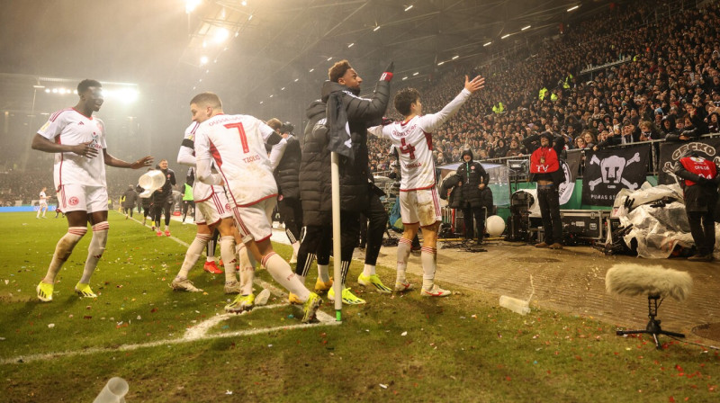 Diseldorfas "Fortuna" futbolisti "St. Pauli" līdzjutēju priekšā pēc vārtu guvuma. 
Foto: Christian Charisius/DPA/Picture-Alliance/Scanpix