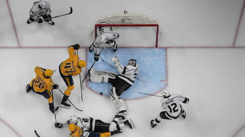 Cīniņš Losandželosas "Kings" vārtu priekšā. Foto: George Walker/AP/Scanpix