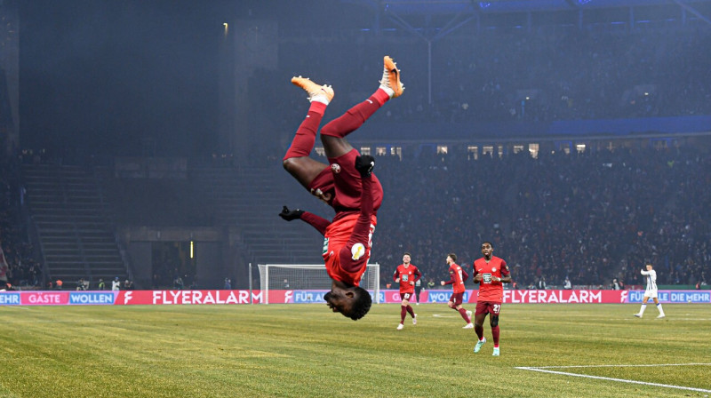 "Kaiserslautern" futbolists Ričmonds Tačī pēc vārtu guvuma. Foto: Matthias Koch/Imago Images/Scanpix