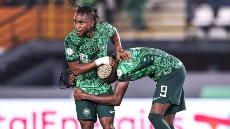 Ademola Lukmens un Viktors Osimens. Foto: sabcsport.com