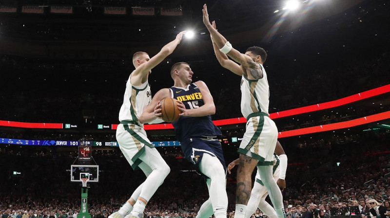 Kristaps Porziņģis, Nikola Jokičs un Džeisons Teitums 2024. gada 19. janvārī. Foto: AFP/Scanpix