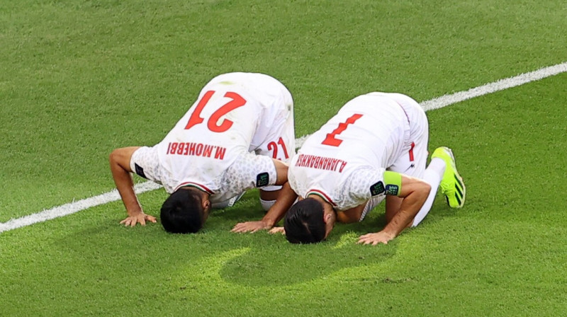 Irānas valstsvienības futbolisti Mohammads Mohebi (Nr. 21) un Alireza Jahanbakšs (Nr. 7) pēc komandas pirmā vārtu guvuma.
Foto: Ibraheem Al Omari/Reuters/Scanpix