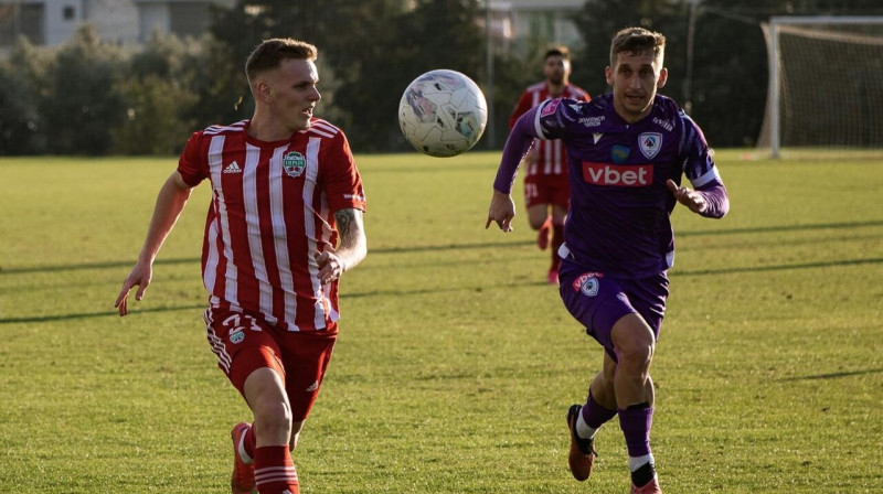 Jānis Grīnbergs (Nr. 21) cīņā par bumbu. Foto: FK Liepāja