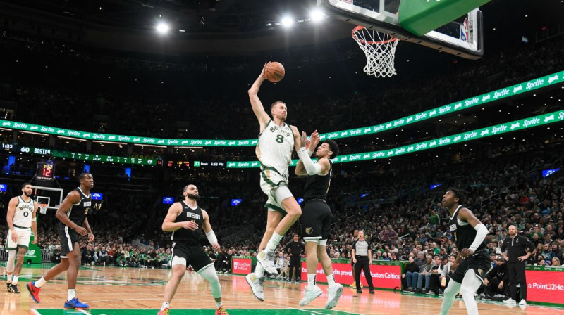 Kristaps Porziņģis tiec bumbu grozā no augšas. Foto: USA Sports Today/ Scanpix