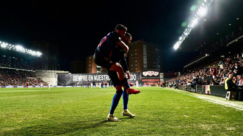 "Sevilla" futbolisti Jusefs En Nesiri un Isāks Romero pēc vārtu guvuma Madrides "Rayo Vallecano" stadionā. Foto: Sevilla FC