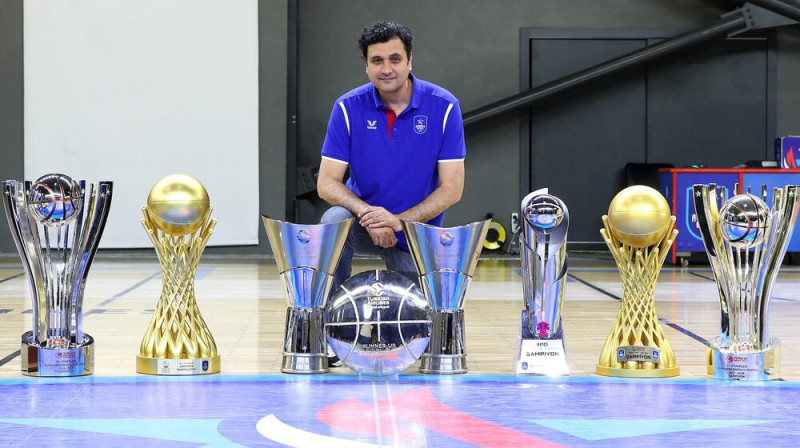 Alpers Jilmazs un "Anadolu Efes" nesenākās trofejas. Foto: Anadolu Efes SK
